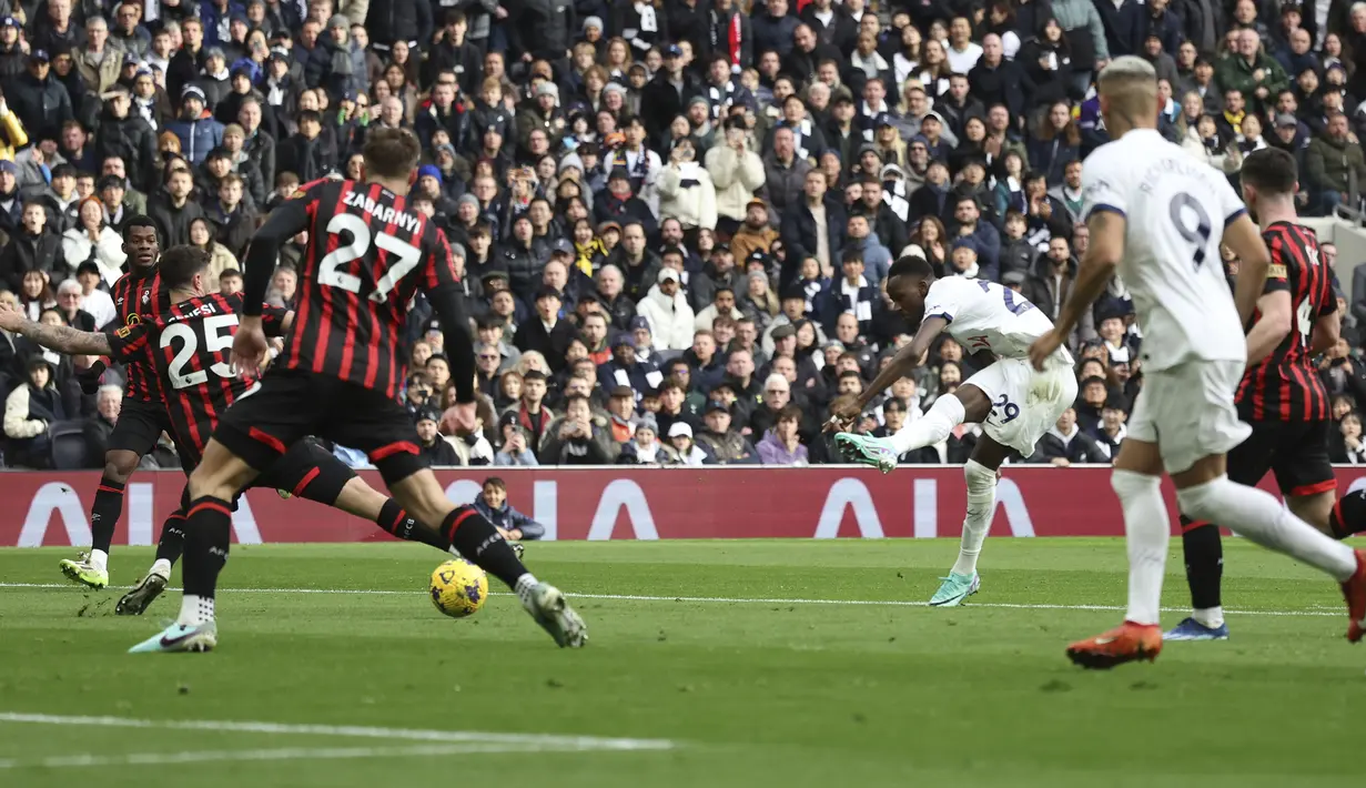 Gelandang Tottenham Hotspur, Pape Mata Sarr (tengah) melepaskan tendangan yang menghasilkan gol pertama timnya ke gawang Bournemouth pada laga pekan ke-20 Liga Inggris 2023/2024 di Tottenham Hotspur Stadium, London, Minggu (31/12/2023). (AP Photo/Ian Walton)