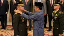 Presiden Jokowi melantik Jenderal Maruli Simanjuntak menjadi KSAD menggantikan Jenderal Agus Subiyanto yang dilantik Jokowi menjadi Panglima TNI. (AP Photo/Achmad Ibrahim)