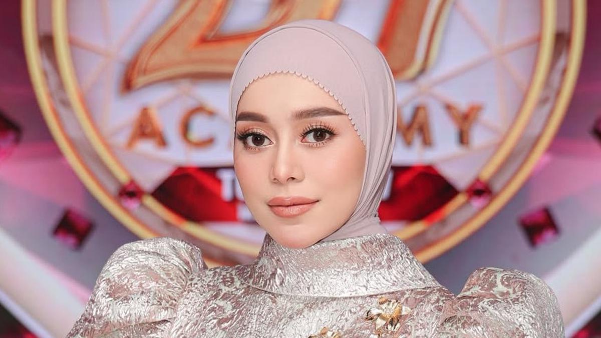 6 Potret Terbaru Lesti Kejora Kenakan Dress Gold, Baby Bump Anak Ke-3 Sudah Terlihat