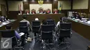 Tujuh anggota DPRD Provinsi Sumatera Utara periode 2009-2014 dan 2014-2019 menjalankan sidang beragendakan Dakwaan di pengadilan Tipikor, Jakarta,  Rabu (26/10). Anggota DPRD ini diduga menerima suap dari Gatot Pujo Nugroho. (Liputan6.com/Helmi Affandi)