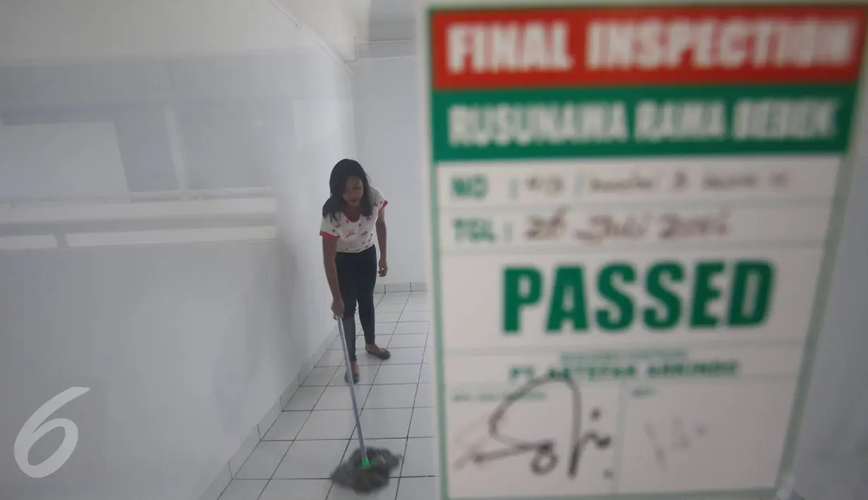 Warga membersihkan unit tinggal di Rusun Rawa Bebek, Jakarta Timur, Kamis (6/10). Hari ini, sebanyak 27 keluarga dari 4 RW di Bukit Duri, Jaksel, mengikuti pengundian dan mengambil kunci untuk menempati Rusun Rawa Bebek. (Liputan6.com/Immanuel Antonius)