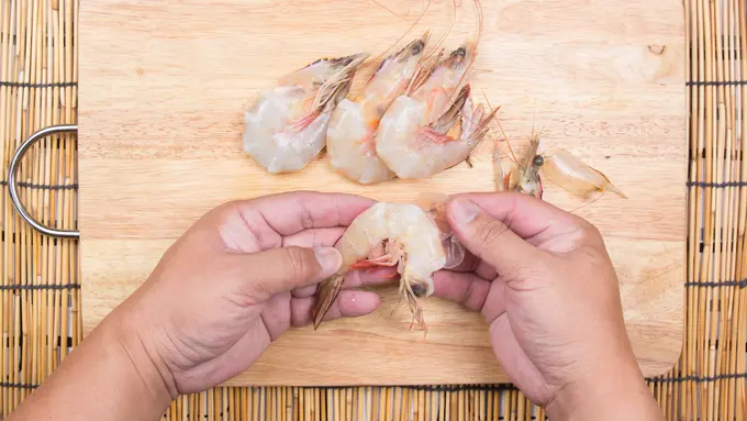 mengupas udang
