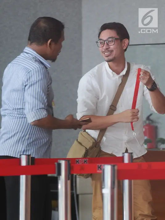 Adik Gubernur Jambi nonaktif Zumi Zola, Zumi Laza Zulkifli bersiap menjalani pemeriksaan di gedung KPK, Jakkarta (24/5). Zumi Laza diperiksa sebagai saksi untuk dua tersangka, Zumi Zola (ZZ) dan Plt Kepala Dinas PUPR Jambi. (Merdeka.com/Dwi Narwoko)