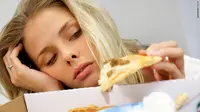 Makan malam di dekat waktu tidur sebaiknya kamu hidari.