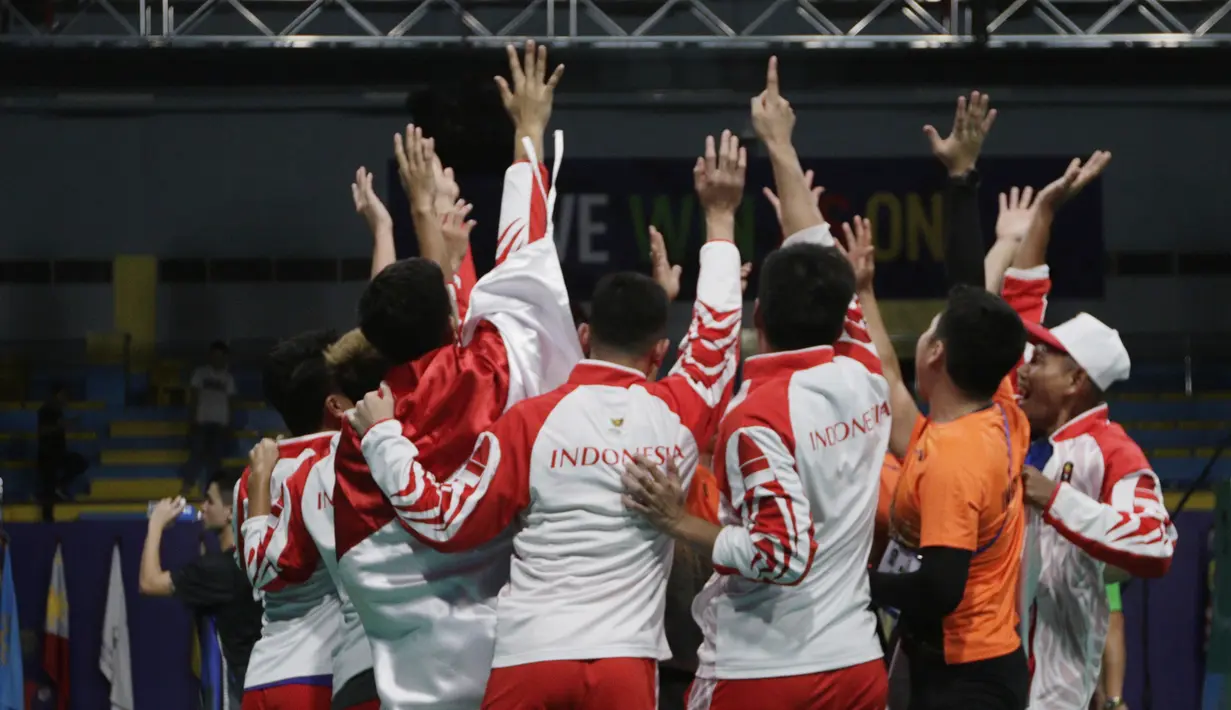 Pemain dan pelatih tim beregu putra Indonesia merayakan gelar juara cabang bulutangkis SEA Games 2019 di Multinlupa Sport Center, Rabu (4/12). Indonesia meraih emas setelah menang 3-1 atas Malaysia. (Bola.com/M Iqbal Ichsan)