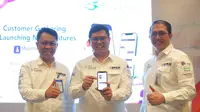 Direktur Utama Bank Muamalat Indra Falatehan (tengah), memperlihatkan tampilan aplikasi Muamalat DIN pada peluncuran dua layanan berbasis digital yaitu digital customer care dan mobile cash di Bandung, dalam rangka Hari Pelanggan Nasional (Harpelnas) 2023. (Dok Muamalat)