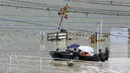 Anggota Japan Ground Self-Defense Force mengevakuasi warga ke tempat yang lebih aman menggunakan perahu di Desa Kuma, Prefektur Kumamoto, Jepang, Minggu (5/7/2020). Hujan deras memicu banjir dan tanah longsor di sejumlah wilayah Jepang. (Kota Endo/Kyodo News via AP)