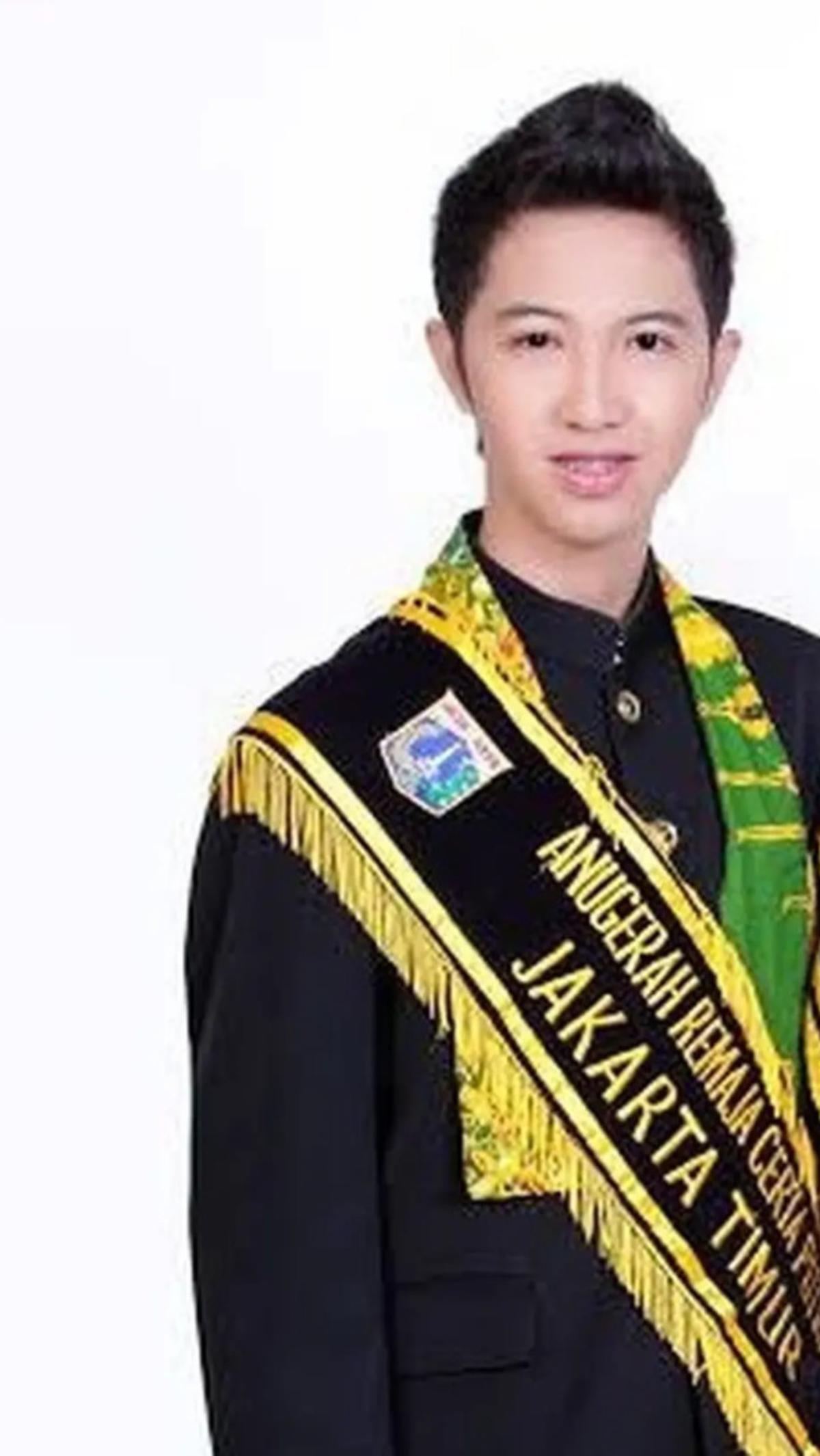 Pria yang akrab disapa Dhana ini aktif sejak SMA. Ia ikut Kontes Remaja Ceria di tahun 2011.