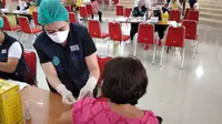 Proses vaksinasi yang dilakukan Tim Vaksinasi Covid-19 Sulut di kampus Unsrat Manado, Jumat (5/3/2021).