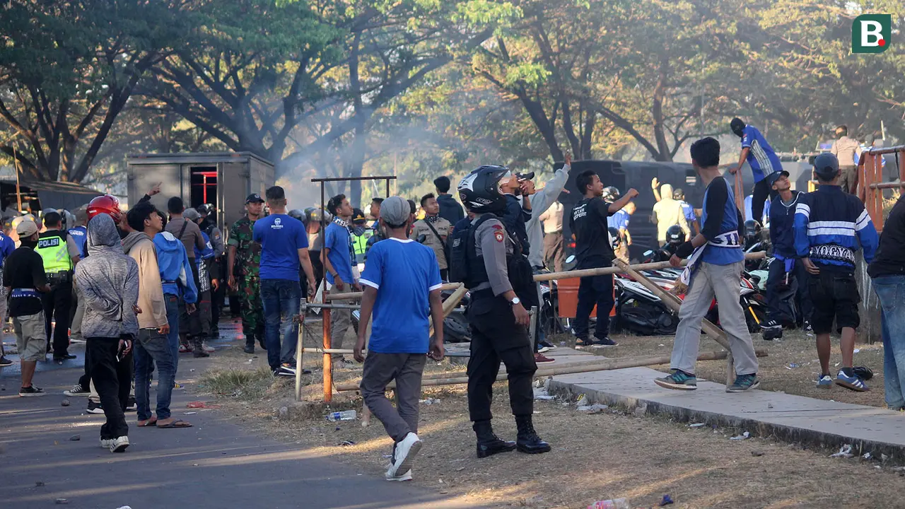 Bentrokan antara polisi dan suporter di luar Stadion Sultan Agung, Bantul, Kamis (26/7/2018).