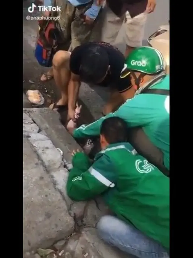 driver ojol bantu bocah keluar selokan