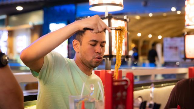 Raffi Ahmad dan Nagita Slavina meluangkan waktunya untuk menikmati mie ramen.