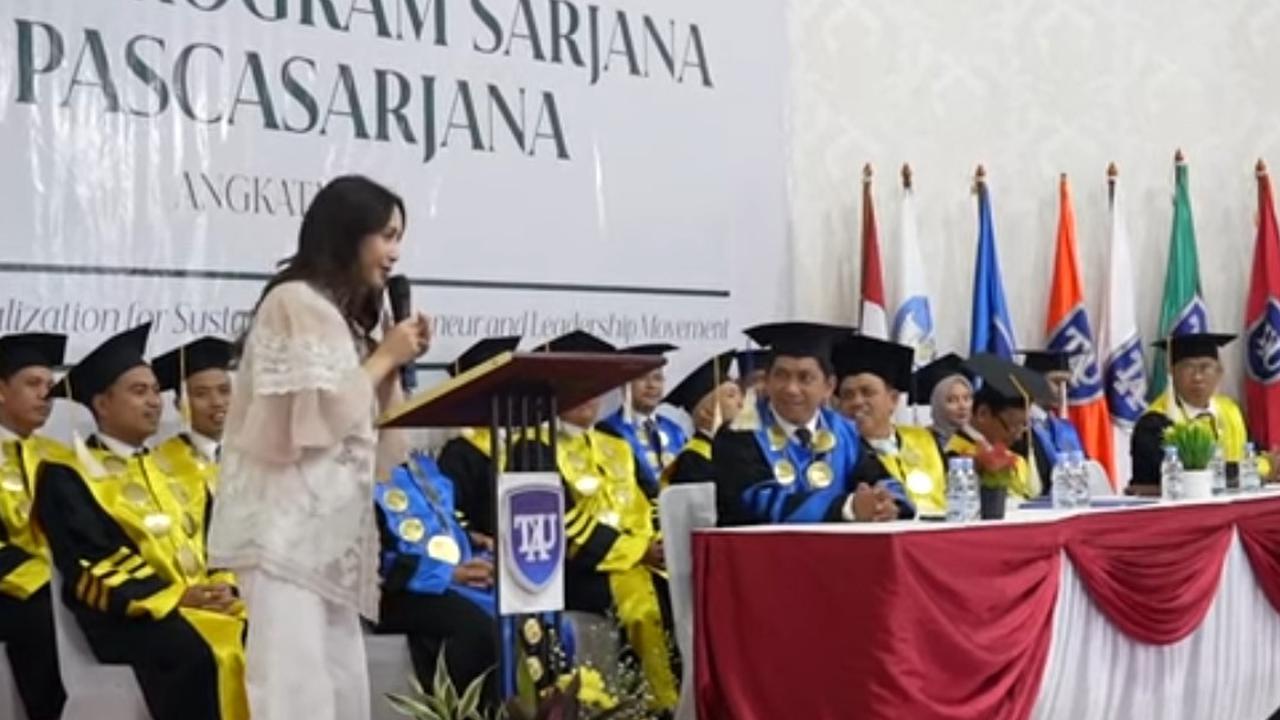 Nagita Slavina Kaget Tiba-tiba Diminta Kata Sambutan saat Wisuda Lala