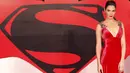Mantan Miss Universe 2004 asal Israel, Gal gadot tampil cantik mengunakan gaun merah saat menghadiri pemutaran perdana "Batman V Superman: Dawn of Justice" di Leicester Square, London, Inggris, Selasa (22/3). (REUTERS/Luke MacGregor)