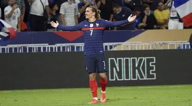 Penyerang Prancis, Antoine Griezmann berselebrasi usai mencetak gol kedua timnya selama pertandingan kualifikasi grup D Piala Dunia 2022 di stadion Decines di Lyon, Prancis, Rabu (8/9/2021). Griezmann mencetak dua gol dan mengantar Prancis menang atas Finlandia 2-0. (AP Photo/Laurent Cirpiani)