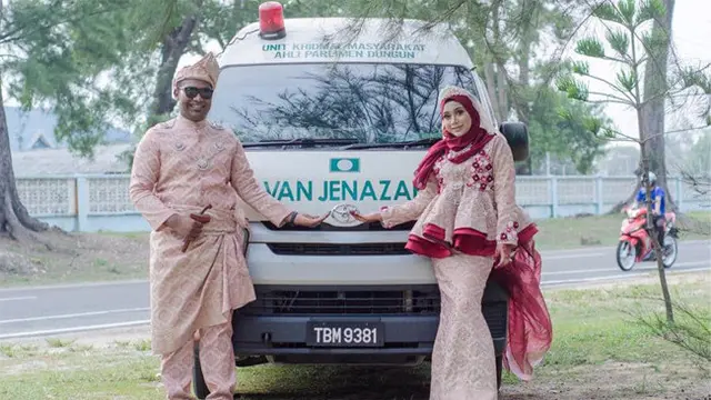 Beda dari yang Lain, Pasangan Ini Lakukan Foto Prewedding dengan Mobil Jenazah