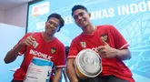 Dua pemain Timnas Indonesia, Edo Febriansyah (kiri) dan Marselino Ferdinan saat acara Meet and Greet PSSI di Rumah Indofood Jakarta Fair 2024, Kemayoran, Jakarta, Kamis (4/7/2024). (Bola.com/M Iqbal Ichsan)