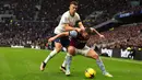 Pemain Tottenham Hotspur Ivan Perisic (kiri) berebut bola dengan pemain Aston Villa John McGinn pada pertandingan sepak bola Liga Inggris di Stadion Tottenham Hotspur, London, 1 Januari 2023. Aston Villa mempermalukan Tottenham Hotspur dengan skor 2-0. (AP Photo/Ian Walton)