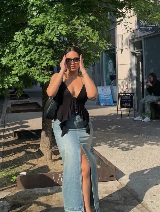 Tampilan khas Y2K tampak menjadi garis merah gayanya. [Foto: Instagram/ Zahwa Massaid]