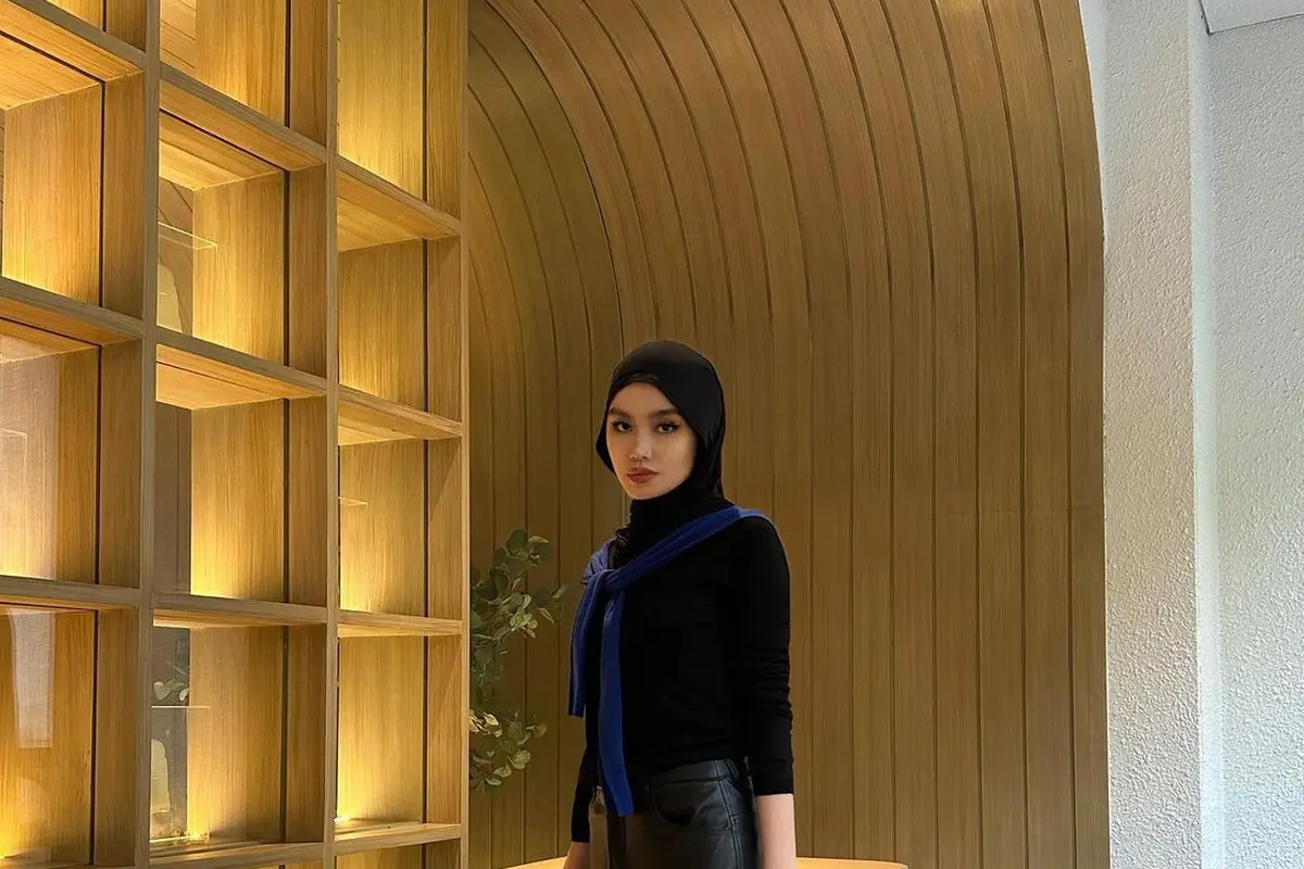 6 Gaya Berhijab Selebgram Sashfir yang Minimalis, Sedang Digemari Gen Z