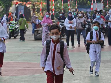 Sejumlah murid saat tiba di SDN 05 Kalisari, Jakarta, Senin (30/8/2021). Pemprov DKI Jakarta menggelar pembelajaran tatap muka di tengah pandemi covid-19 mulai 30 Agustus 2021 secara terbatas dengan kapasitas 50 persen pada setiap satuan pendidikan. (Liputan6.com/Herman Zakharia)