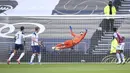 Bek Tottenham Hotspur, Sergio Reguilon (kiri) melakukan gol bunuh diri saat menghadapi Aston Villa dalam laga lanjutan Liga Inggris 2020/2021 pekan ke-37 di Tottenham Hotspur Stadium, Rabu (19/5/2021). Tottenham kalah 1-2 dari Aston Villa . (AP/Daniel Leal-Olivas/Pool)