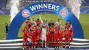 Para pemain Bayern Munchen berselebrasi mengangkat trofi Liga Champions setelah mengalahkan PSG pada pertandingan final di stadion Luz di Lisbon (23/8/2020). Munchen menang tipis atas PSG 1-0. (AFP/Pool/Matthew Childs)
