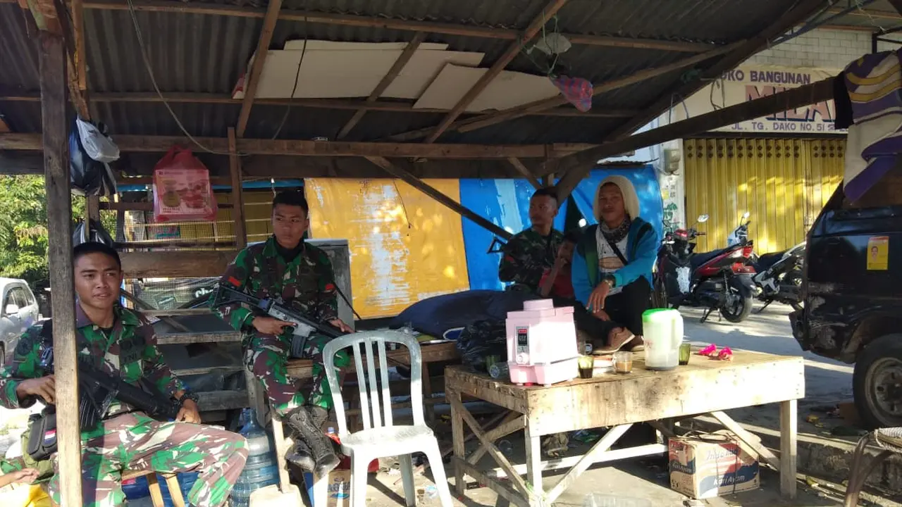 TNI berjaga-jaga di Pasar Masomba Palu untuk menghindari penjarahan usai gempa dan tsunami.