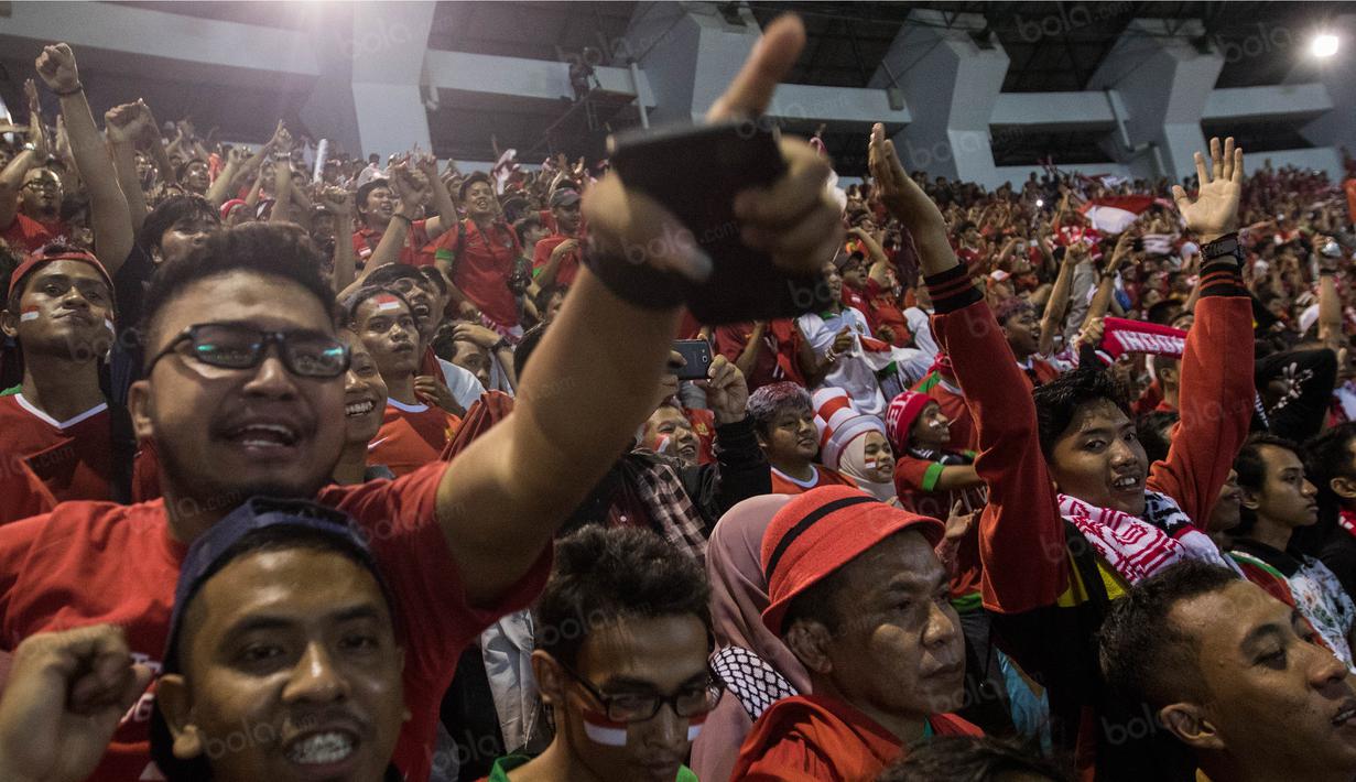 Para suporter merayakan gol yang dicetak Boaz Solossa saat menonton laga semifinal Piala AFF 2016 melawan Vietnam di Stadion Pakansari, Jawa Barat, Sabtu (3/12/2016). (Bola.com/Vitalis Yogi Trisna)