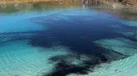 Situs air atau yang terkenal sebagai "Blue Lagoon" di Harpur Hill, Buxton, Derbyshire, Inggris, diberikan cairan hitam untuk menghalangi pengunjung datang ditengah situasi pandemi Virus Corona COVID-19. (Photo credit: Facebook.com/Buxton Police SNT)