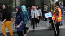 Karyawan berjalan keluar mengikuti proses evakuasi ketika simulasi penanggulangan kebakaran di gedung KPK, Jakarta, Jumat (14/9). Kegiatan itu bekerjasama dengan Dinas Penanggulangan Kebakaran dan Penyelamatan (DPKP) Provinsi DKI (Merdeka.com/Dwi Narwoko)