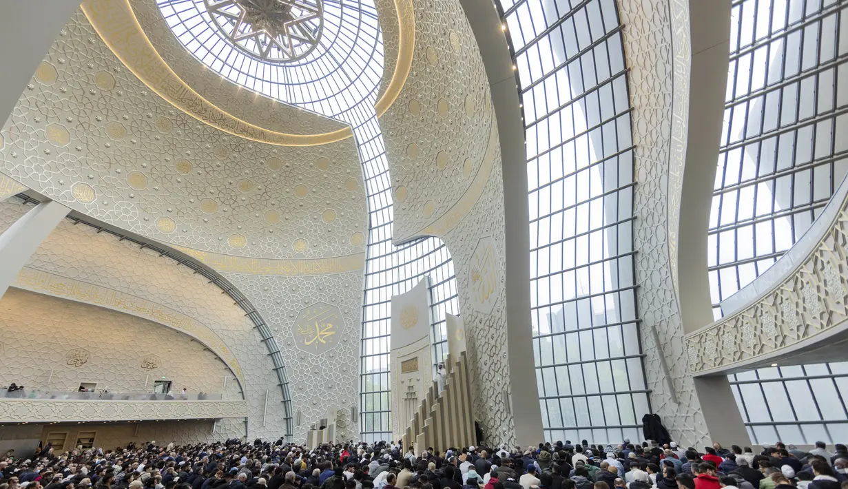 Mustafa Kader, Muezzin dan Imam, berkhotbah di Masjid Pusat Cologne, di Cologne, Jerman, Jumat (14/10/2022). Panggilan Azan untuk pertama kali dikumandangkan dari salah satu masjid terbesar Jerman di Cologne pada Jumat - tetapi dengan volume terbatas. Ini adalah bagian dari proyek yang disepakati dengan pihak berwenang di kota yang memiliki salah satu komunitas Muslim terbesar di negara itu. (Rolf Vennenbernd/dpa via AP)