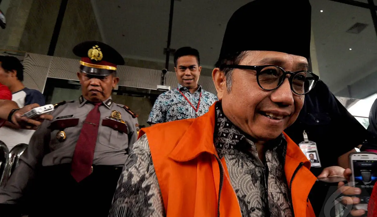 Waryono Karno saat berjalan keluar usai diperiksa KPK, Jakarta, Selasa (6/1/2015). (Liputan6.com/Miftahul Hayat)
