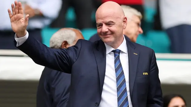 Luis Figo Desak Gianni Infantino Mundur dari Jabatan Presiden FIFA