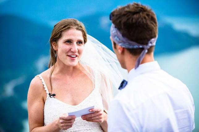 Detik-detik pernikahan di atas tebing. | copyright Metro.co.uk