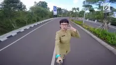 Seorang PNS berparas cantik main skateboard di kantornya demi memperingati Hari Skateboard Internasional.
