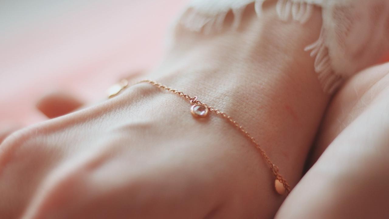 8 Model Gelang Emas Anti Ribet Buat Ibu-ibu 50 Tahunan, Bisa Jadi Inspirasi Perhiasan Mewah dan Estetik