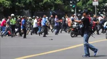 Seorang teroris diketahui membawa bom dan sempat memeluk warga sipil untuk meledakan diri. Hal tersebut diketahui setelah polisi menyelediki dan menginvestigasi kasus teror thamrin ini.