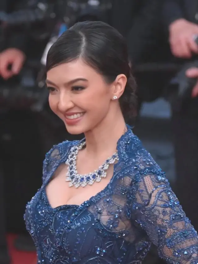 7 Potret Raline Shah di Festival Film Cannes 2023, Aura Kecantikannya Bersinar dengan Kebaya Biru