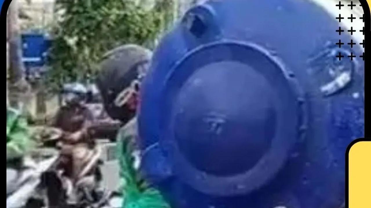 Kemudian, jumlah tenaga kerja di lapangan usaha informasi dan komunikasi juga menurun 0,02 juta orang. Selanjutnya, di lapangan usaha treatment air sampah, dan daur ulang menurun 0,02 juta orang.
