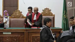 Hakim Ketua Achmad Guntur tersenyum usai sidang putusan kasus kepemilikan senjata api ilegal dan satwa liar terdakwa Gatot Brajamusti di PN Jakarta Selatan, Kamis (12/7). Dalam sidang tersebut Gatot Brajamusti tidak hadir. (Liputan6.com/Faizal Fanani)