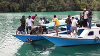 Seekor buaya muara ditangkap di lokasi wisata Danau Labuan Cermin.