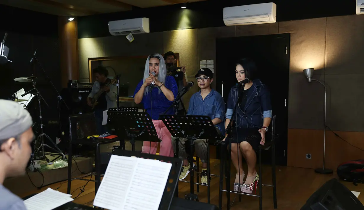 "Kita latihan ini tinggal mengulang dan mengingat bagian kita masing-masing. Karena kadang masih ada lupa, karena jarak dari konser ke konser lain cukup jauh," ucap Ruth Sahanaya saat ditemui di Abbe Studio, Kamis (15/9/2016). (Nurwahyunan/Bintang.com)