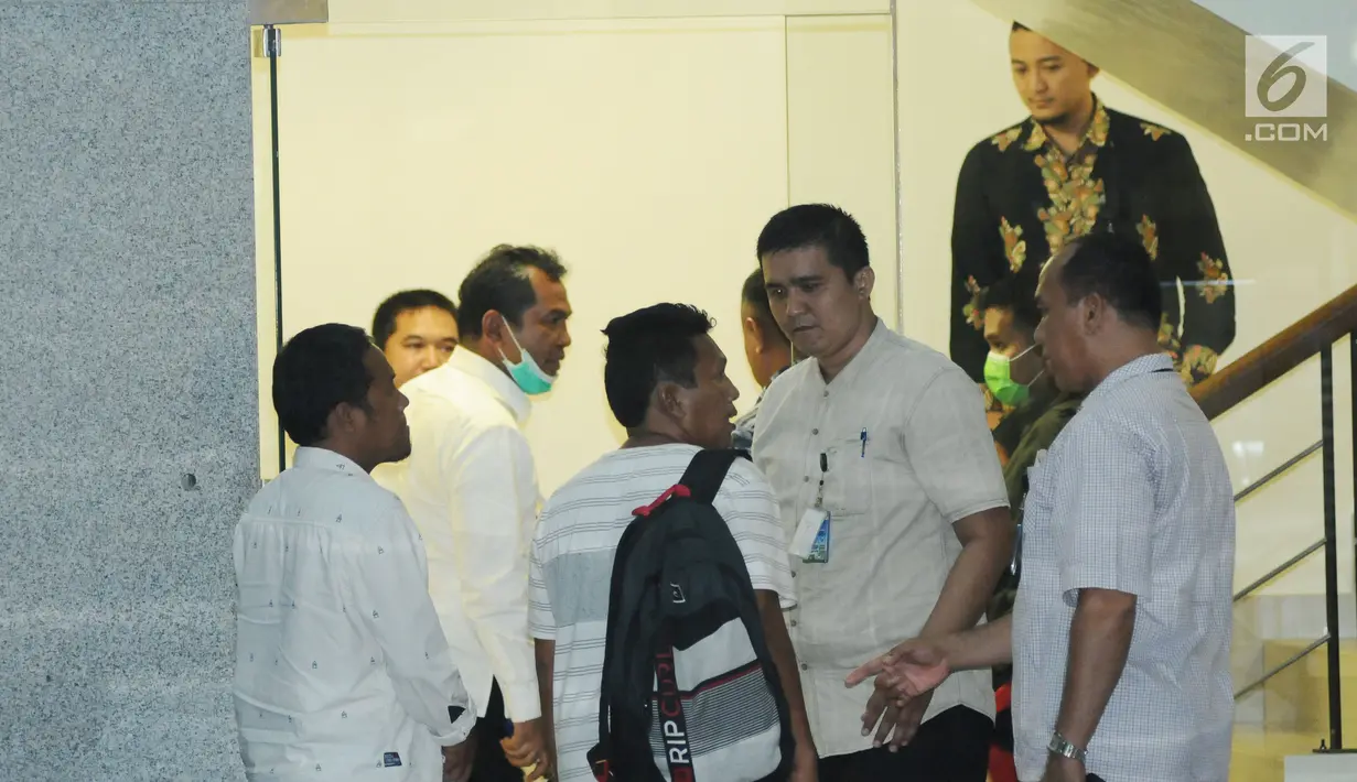 Bupati Hulu Sungai Tengah, Abdul Latif (kedua kiri) diperiksa saat tiba di Gedung KPK, Jakarta, Kamis (4/1). Abdul Latif terkena OTT KPK terkait dugaan suap pembangunan rumah sakit daerah di Kabupaten Hulu Sungai Tengah. (Liputan6.com/Helmi Fithriansyah)