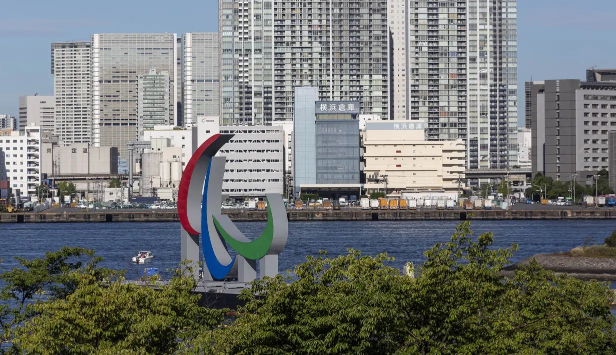 Simbol Paralimpiade "Three Agitos" terlihat dipasang di Taman Laut Odaiba, Tokyo pada Jumat (20/8/2021). Ajang Paralimpiade Tokyo dibuka pada 24 Agustus dalam sebuah upacara yang akan digelar di Stadion Nasional Tokyo. (Yuichi Yamazaki/Pool Photo via AP)