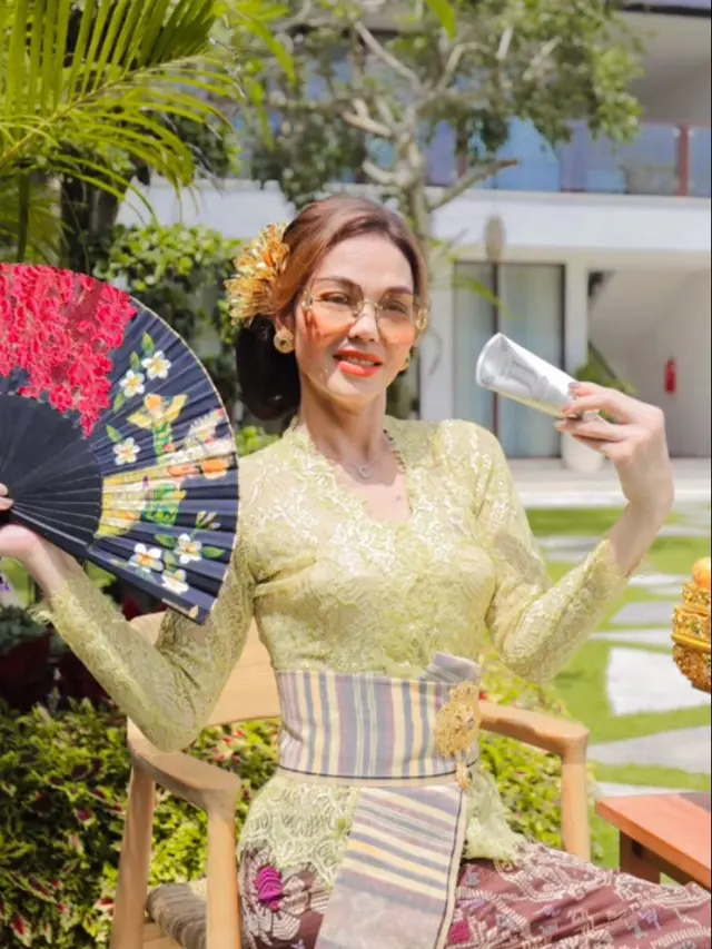 Potret Bunda Corla Tampil Anggun Pakai Kebaya Tradisional Bak Wanita Bali