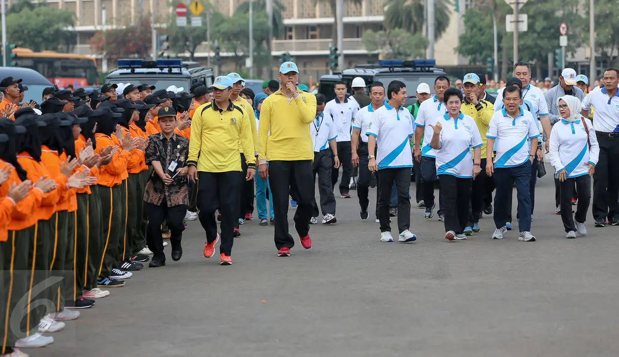 Wakil Presiden Jusuf Kalla (kedua kanan) saat menghadiri acara jalan sehat memperingati puncak Hari Kesehatan Nasional Ke-51 di Silang Monas, Jakarta, Minggu (6/12/2015). Acara tersebut dihadiri sebanyak 2000 peserta. (Liputan6.com/Faizal Fanani)