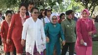 Menteri Yohana Yembise didampingi Ibu Wapres, Mufidah Jusuf Kalla, Ketua Umum Bhayangkari, Tri Suswati Karnavian dan sejumlah tokoh dari organisasi perempuan serta anggota TNI-Polri.  