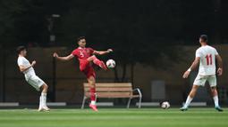 Bek Timnas Indonesia, Rizky Ridho (tengah) berusaha mengontrol bola di antara dua pemain Timnas Iran pada laga uji coba terakhir menjelang Piala Asia 2023 di Al Rayyan Training Ground, Qatar, Selasa (9/1/2023) malam WIB. Timnas Indonesia kalah 0-5 dari Timnas Iran. (Dok. PSSI)