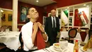 Kandidat presiden dari Partai Demokrat AS Senator Illinois Barack Obama saat makan dengan Ketua Louisiana Recovery Authority Dr Norman Francis (R) di restoran Dooky Chase di New Orleans, Louisiana, pada 7 Februari 2008. (AFP Photo/Emmanuel Dunand)